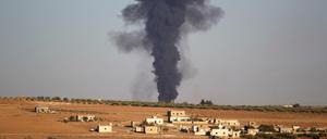 Die Luftangriffe in Syrien - wie hier nördlich von Aleppo - nehmen kein Ende.