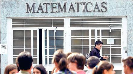 Andrang. In Spanien kommen immer mehr Studierende an die Unis. Trotzdem werden Mittel gekürzt.