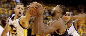 Mein Ball! Tristan Thompson (re.) von den Cleveland Cavaliers hat seine Probleme mit Stephen Curry von den Golden State Warriors. 