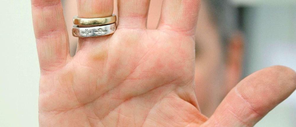 Wem gehört diese Hand?