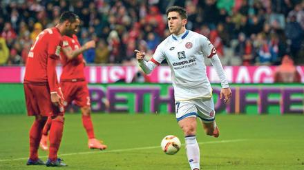 Außenseiter besiegt Spitzenreiter. Der Mainzer Jairo Samperio jubelt nach seinem Tor zum 1:0.