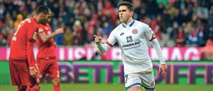 Außenseiter besiegt Spitzenreiter. Der Mainzer Jairo Samperio jubelt nach seinem Tor zum 1:0.