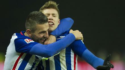 Herthas Torschütze Mitchell Weiser (r) bejubelt seinen Treffer zum 1:0 mit Vedad Ibisevic.
