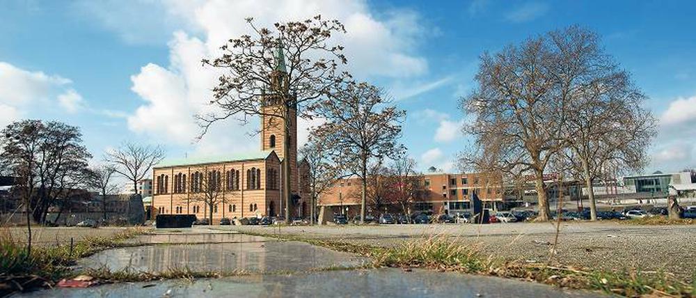 Leerstelle. Die Entwürfe des Ideenwettbewerbs sind bis 13. März in der St.-Matthäus-Kirche am Kulturforum ausgestellt. Foto: Paul Zinken/dpa