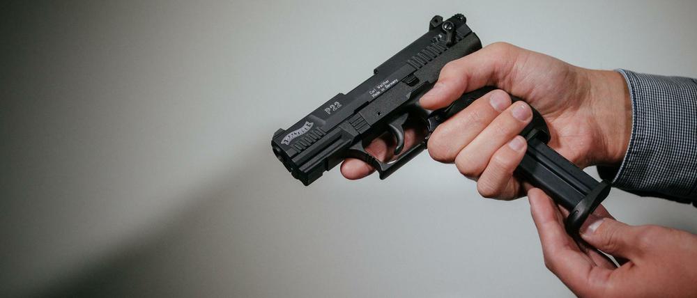 Vorsicht im Umgang mit Waffen. Hier eine Schreckschusspistole.