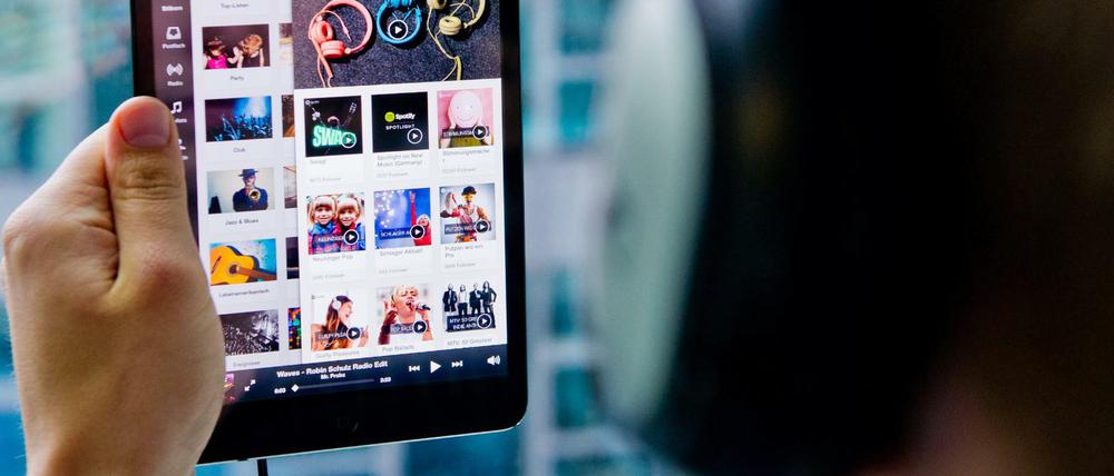 Der deutsche Musikmarkt ist im vergangenen Jahr dank neuer Internet-Angebote noch stärker gewachsen als zunächst angenommen. 