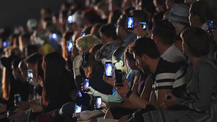Hingucker. Smartphones gehören inzwischen zum Standard. Dass bald jeder eines hat, wird für die Hersteller offenbar zum Problem.