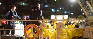Beamte der Bundespolizei See an Bord des Streifenboots "Börde" helfen in der Nacht zum 03.03.2016 im Hafen von Vathy auf der Insel Samos (Griechenland) Flüchtlingen von Bord, die sie zuvor bei einer Einsatzfahrt in der Ägäis aufgenommen haben. 