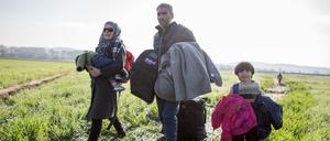Mehr Menschen, die Schutz in Deutschland suchen - hier eine syrische Familie an der griechisch-mazedonischen Grenze - könnten in der Illegalität landen. 