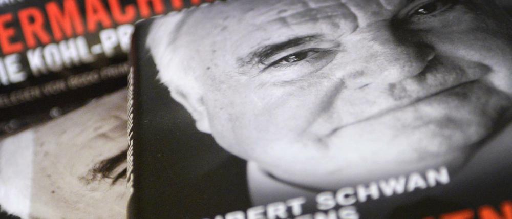 Bücher mit dem Titel «Vermächtnis. Die Kohl-Protokolle». Altkanzler Helmut Kohl (85) will fünf Millionen Euro Schmerzensgeld von seinem ehemaligen Ghostwriter Heribert Schwan erstreiten.