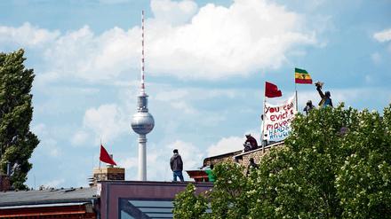 Flüchtlinge auf dem Dach der ehemaligen Gerhard-Hauptmann-Schule