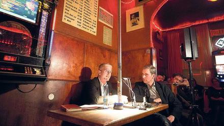 Rund um die Uhr geöffnet. Heinz Strunk bei seiner Buchpremiere im „Goldenen Handschuh“. Neben ihm Alexander Fest vom Rowohlt Verlag. 