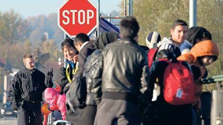 Ende der Reise? Flüchtlinge warten in Simbach am Inn in Bayern auf der Innbrücke auf ihren Grenzübertritt.