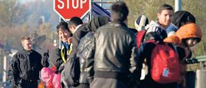Ende der Reise? Flüchtlinge warten in Simbach am Inn in Bayern auf der Innbrücke auf ihren Grenzübertritt.