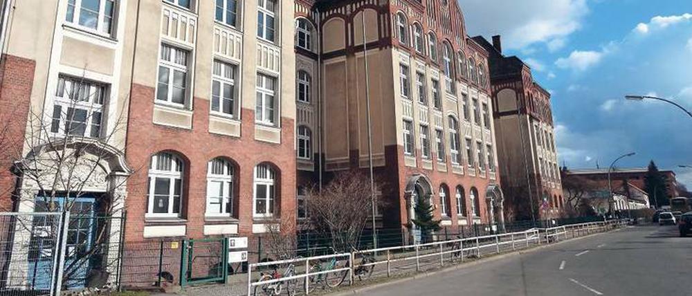 Äußerlich fast unverändert: Bis 2012 war im Gebäude der jetzigen Notunterkunft und künftigen Flüchtlingsschule die Teske-Realschule beheimatet.