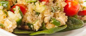 Gesund und lecker: Parmesan-Qunoa mit Tofu.