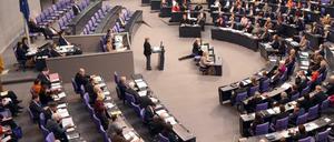 Bundeskanzlerin Angela Merkel (CDU) gibt am 16.12.2015 im Bundestag in Berlin eine Regierungserklärung zum anstehenden EU-Gipfel am 17. und 18. Dezember in Brüssel ab. Foto: Rainer Jensen/dpa (zu dpa "Merkel setzt auf stärkere europäische Terrorbekämpfung" am 16.12.2015) +++(c) dpa - Bildfunk+++