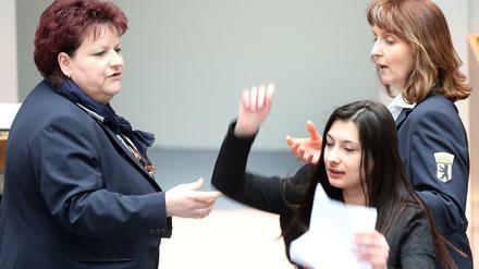 Eine Frau ist am Donnerstag in den Plenarsaal des Berliner Abgeordnetenhauses eingedrungen, um etwas vorzulesen. Saaldienerinnen führten sie hinaus.