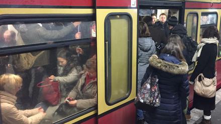 Zusammenrücken, bitte! Seit Montag gibt es Einschränkungen auf der Ringbahn, hier an der Schönhauser Allee.