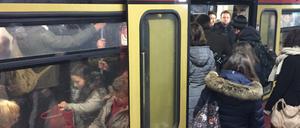 Zusammenrücken, bitte! Seit Montag gibt es Einschränkungen auf der Ringbahn, hier an der Schönhauser Allee.
