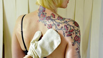 Macht wach: Die Gashan-Massage mit dem Rohseidehandschuh funktioniert auch als Selbstmassage. 
