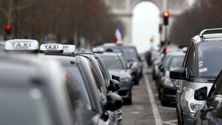 Französische Taxifahrer wehren sich gegen Online-Vermittlungsdienste wie Uber.