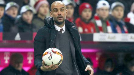 Da guckt er. Pep Guardiola kassierte mit den Bayern gegen Mainz eine unerwartete Niederlage.