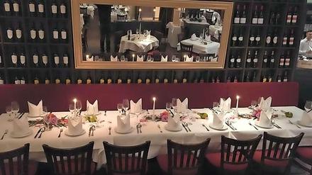Dunkle Weinregale, weiß eingedeckte Tische: Im "Il Brunello" in Zehlendorf lässt es sich gemütlich speisen.
