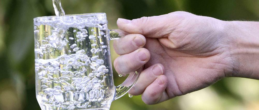 Besonders im Sommer und beim Sport sollte man viel trinken – am besten Wasser.