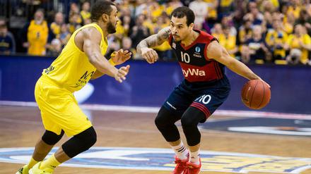 Nicht so schnell. Justin Cobbs (r.) versucht an Albas Jordan Taylor vorbeizugehen.