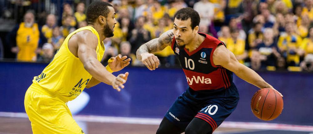 Nicht so schnell. Justin Cobbs (r.) versucht an Albas Jordan Taylor vorbeizugehen.