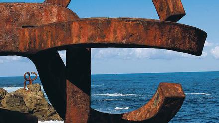 Die Skulpturengruppe "Windkamm" von Eduardo Chillida in San Sebstián. Auch in Berlin, vor dem Bundeskanzleramt, ist der Künstler vertreten.