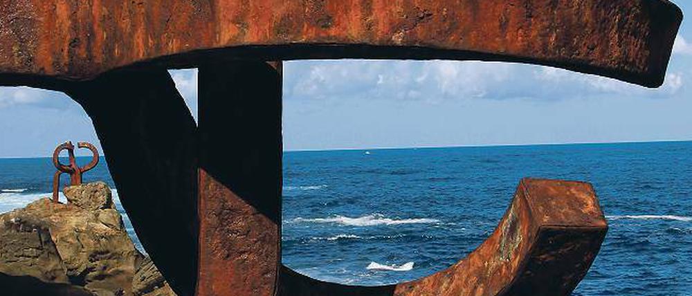 Die Skulpturengruppe "Windkamm" von Eduardo Chillida in San Sebstián. Auch in Berlin, vor dem Bundeskanzleramt, ist der Künstler vertreten.