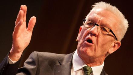Winfried Kretschmann, Ministerpräsident von Baden-Württemberg und Spitzenkandidat der Grünen für die Landtagswahl in Baden-Württemberg, diskutiert in Stuttgart mit einem Vertreter der AfD. 