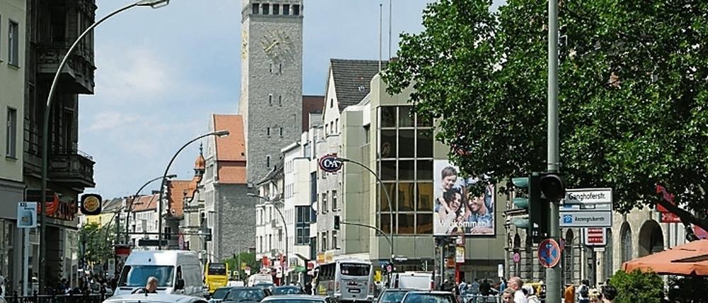 Auch das frühere C&A- Kaufhaus am Rathaus Neukölln wird jetzt als Unterkunft genutzt.