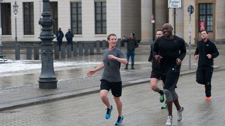 Facebook-Gründer Mark Zuckerberg läuft am Donnerstag in Berlin mit Bodyguards über den Pariser Platz. 