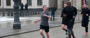 Facebook-Gründer Mark Zuckerberg läuft am Donnerstag in Berlin mit Bodyguards über den Pariser Platz. 