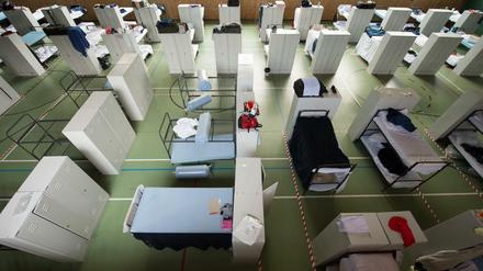 Eine zur Flüchtlingsunterkunft umfunktionierte Turnhalle im Münchner Stadtteil Trudering.