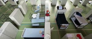 Eine zur Flüchtlingsunterkunft umfunktionierte Turnhalle im Münchner Stadtteil Trudering.