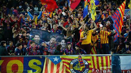 Fahnenfroh. Bei den Fans des FC Barcelona darf auch die Fahne Kataloniens nie fehlen. 