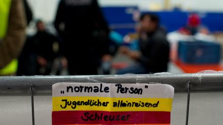 Alleinreisende jugendliche Flüchtlinge erhalten in Passau gelbe Armbänder. 
