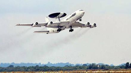 Aufklärungsflieger. Die multinationale Besatzung eines Awacs-Flugzeugs besteht aus 16 Soldaten. In der Regel gehören etwa ein Drittel davon der Bundeswehr an. 