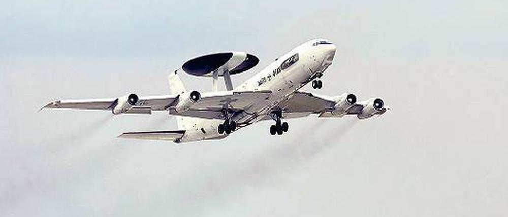 Aufklärungsflieger. Die multinationale Besatzung eines Awacs-Flugzeugs besteht aus 16 Soldaten. In der Regel gehören etwa ein Drittel davon der Bundeswehr an. 