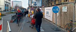 Berliner Mischung. Die Beschilderung an der Stresemannstraße fordert Konflikte geradezu heraus. 
