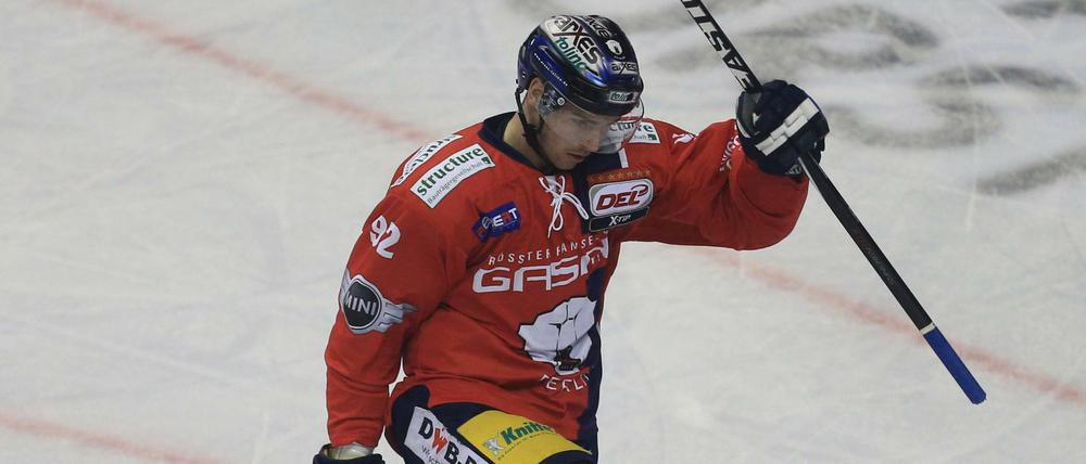 Marcel Noebels bejubelt eines seiner zwei Tore gegen Köln.