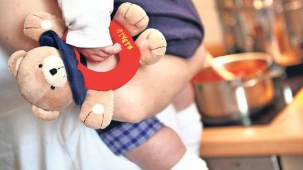 Zuständig. Ob die Mutter oder der Vater im Job kürzertritt, ist nicht nur eine individuelle Entscheidung. Denn Männer verdienen mehr Geld. 