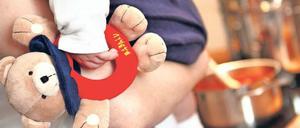 Zuständig. Ob die Mutter oder der Vater im Job kürzertritt, ist nicht nur eine individuelle Entscheidung. Denn Männer verdienen mehr Geld.