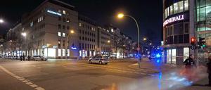 Die Kreuzung von Lietzenburger und Uhlandstraße ist gesperrt. Ringsum staut sich der Verkehr massiv.