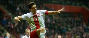 Einen jubelnden Robert Lewandowski will Bundestrainer im nächsten Jahr bei der EM in Frankreich nicht sehen.