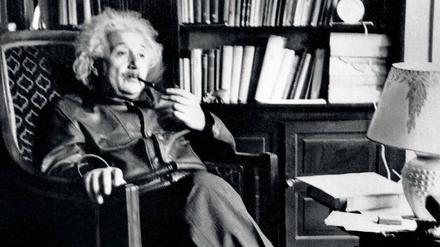Belesen. Einsteins Bibliothek wanderte mit ihm nach Princeton und nach seinem Tod an die Hebrew University in Jerusalem. Dort werden heute zusätzlich Bücher gesammelt, die über den großen Physiker verfasst werden – so wie zum Jubiläum der Relativitätstheorie.